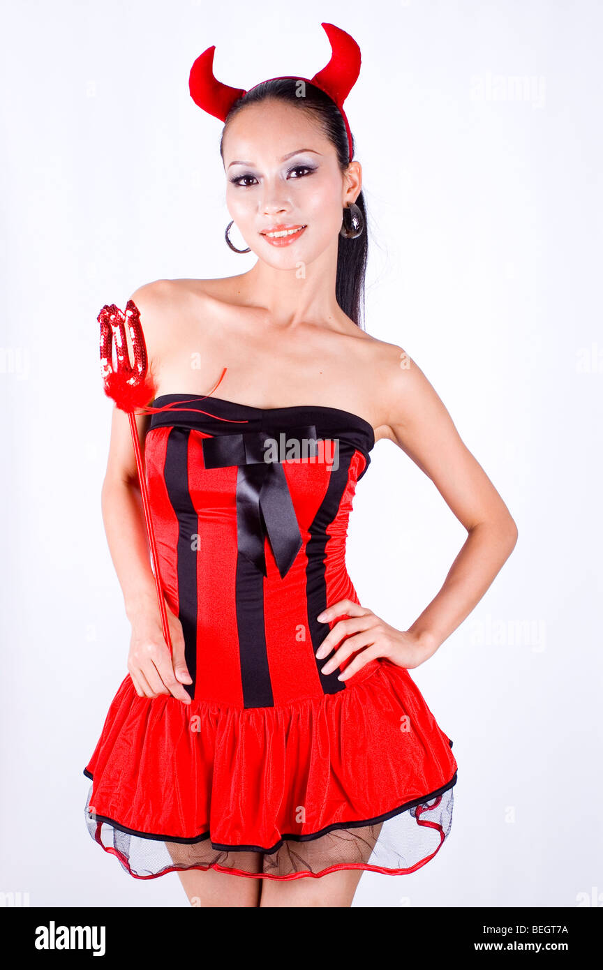 Chinese female model wearing sexy devil costume. Jeune, jolie fille  asiatique avec visage aimable expression Photo Stock - Alamy