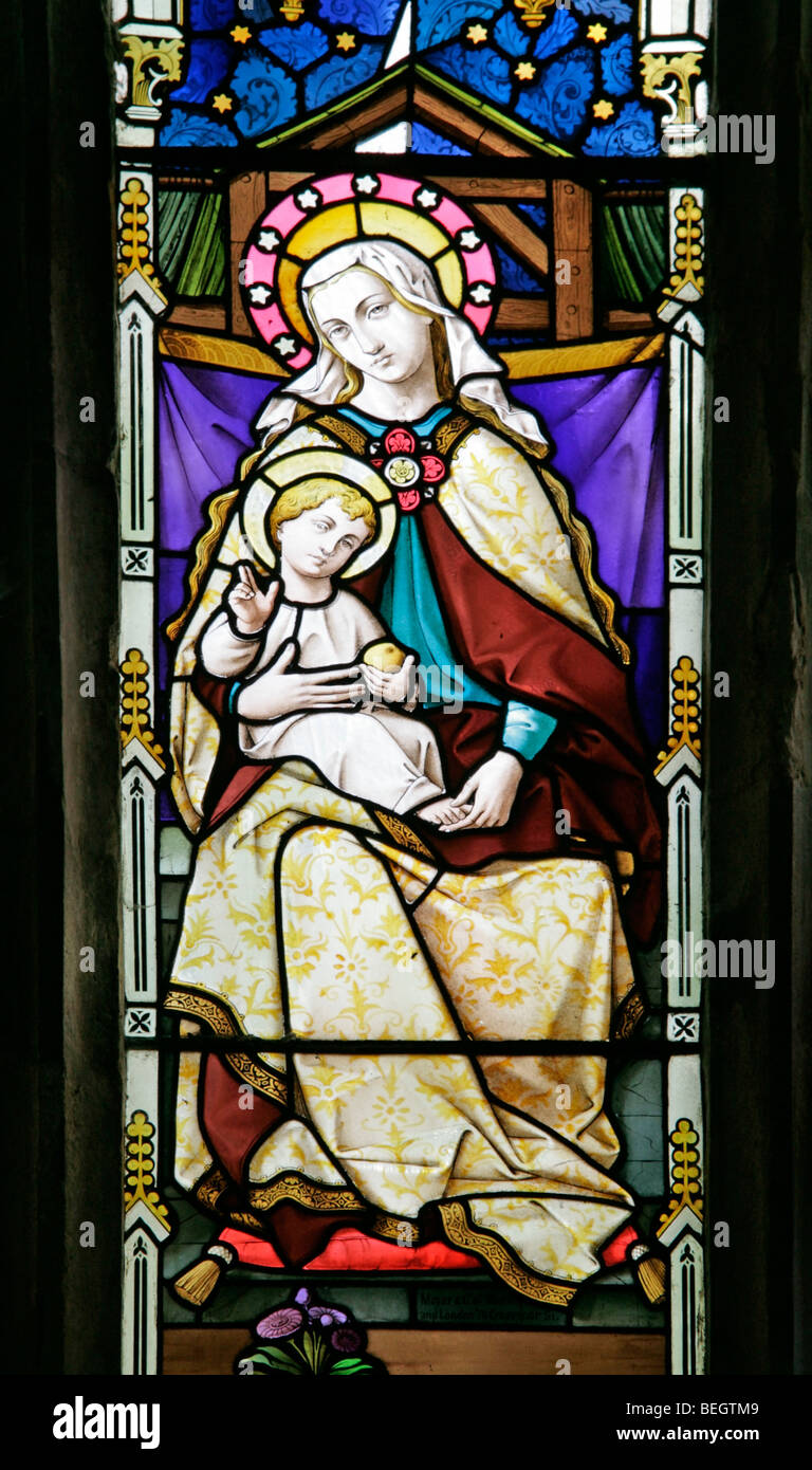 Détail d'une vitrail de Mayer & Co. Représentant Marie et bébé Jésus à l'Epiphany, l'église St Andrew, Brinton, Norfolk Banque D'Images