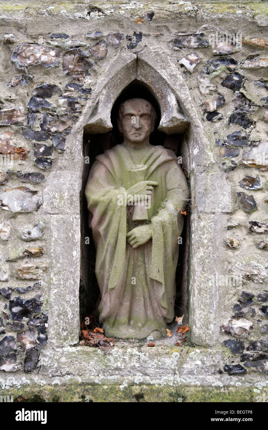 Une statue de St Andrew dans des créneaux sur la tour de St Andrew's Church, Brinton, Norfolk Banque D'Images