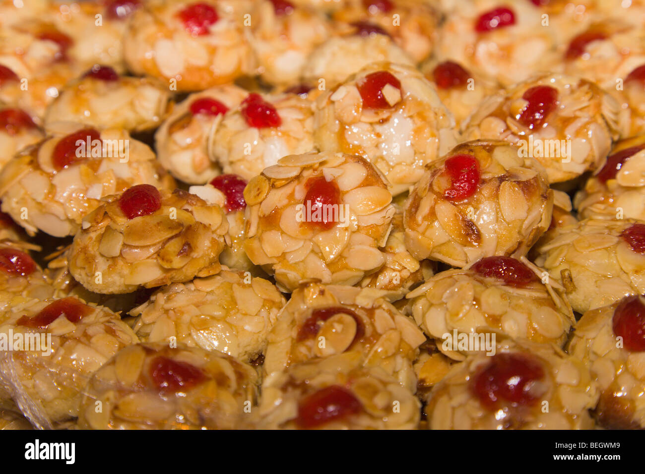 Des pâtisseries aux amandes sur market stall Meknes Maroc Banque D'Images