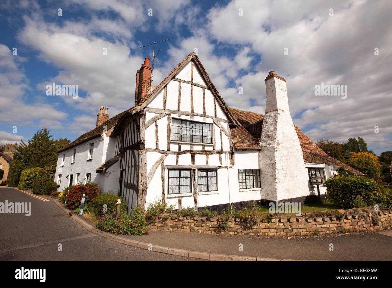 L'Angleterre, Cambridgeshire, Huntingdon, Houghton village plus ancienne maison en bois ancien George and Dragon Inn Banque D'Images