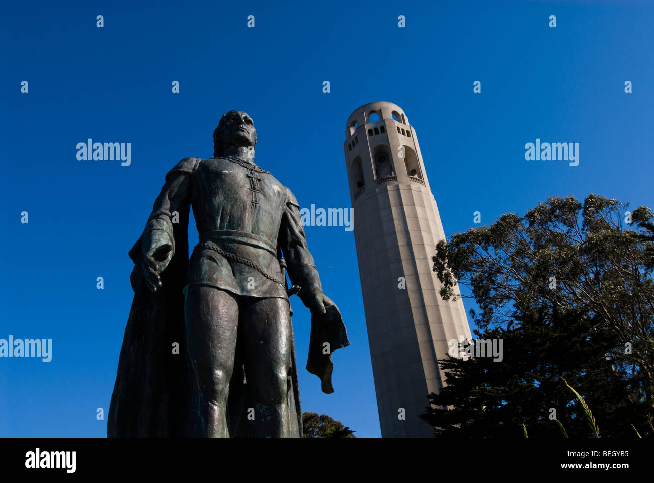 Californie : San Francisco. Statue de Columbus. La Coit Tower, Telegraph Hill. Photo copyright Lee Foster. Photo #  : 19-casanf79249 Banque D'Images