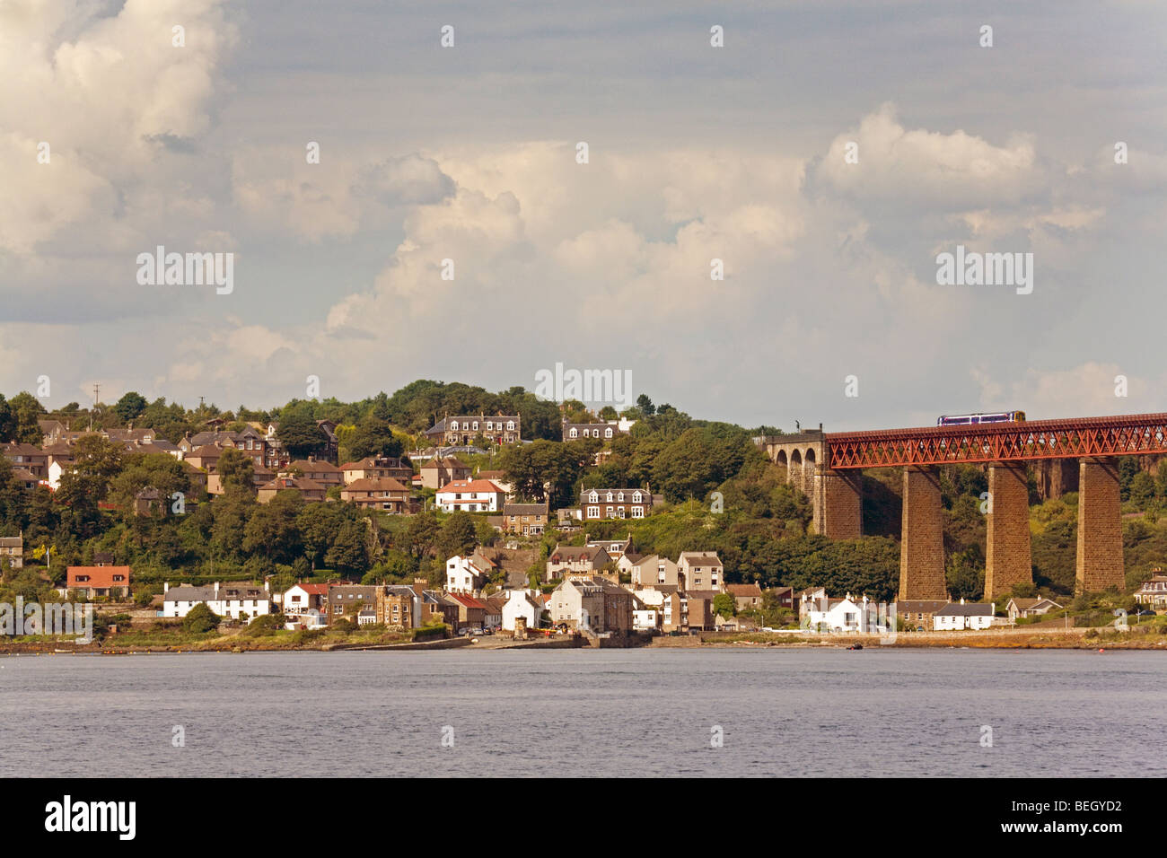 North Queensferry et Forth Rail Bridge Banque D'Images