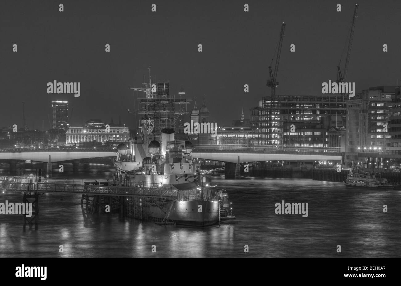 Le HMS Belfast et le Pont de Londres la nuit. Banque D'Images