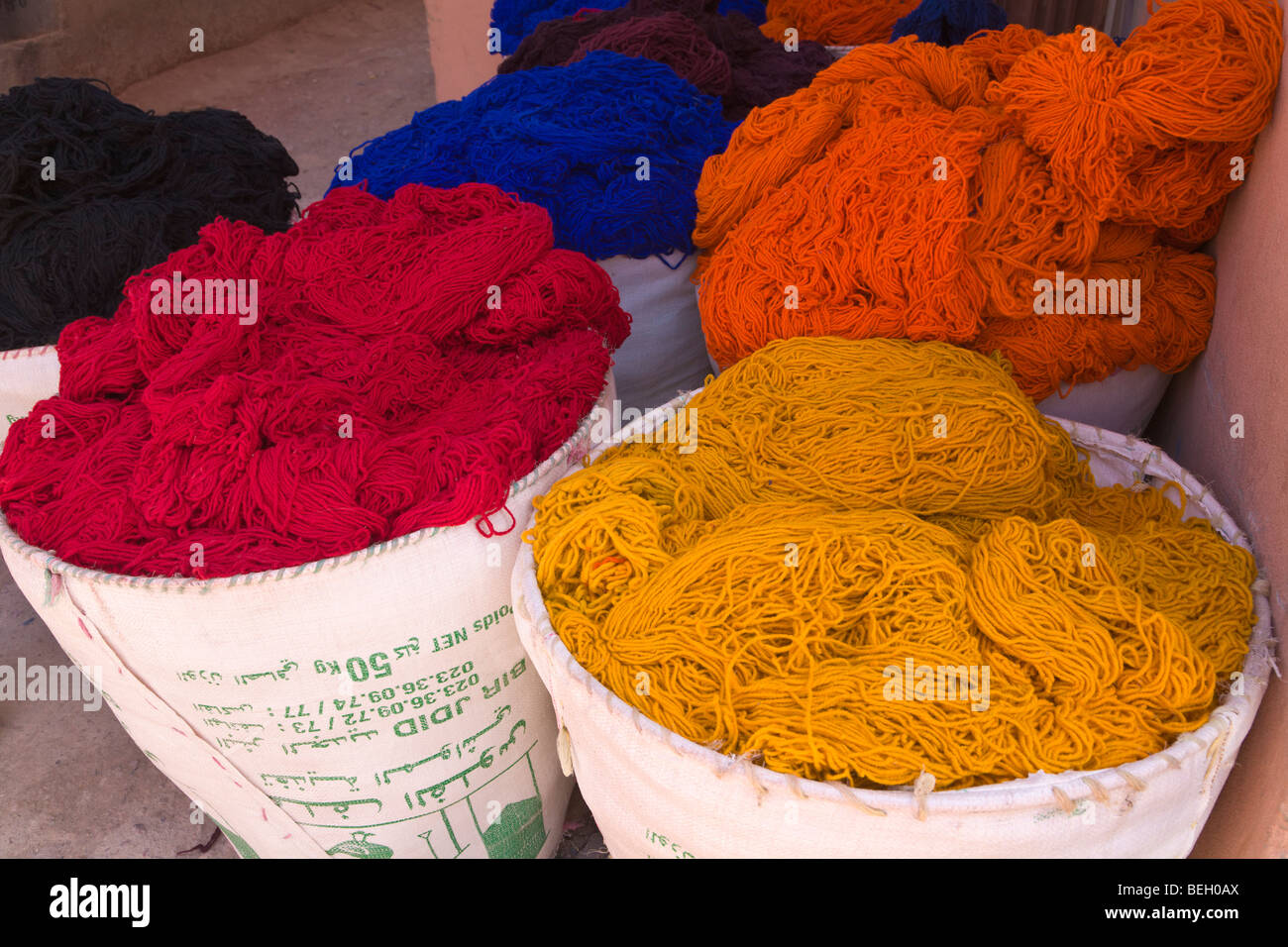 Des sacs de laine de couleur utilisé dans la fabrication de tapis au Maroc  Photo Stock - Alamy