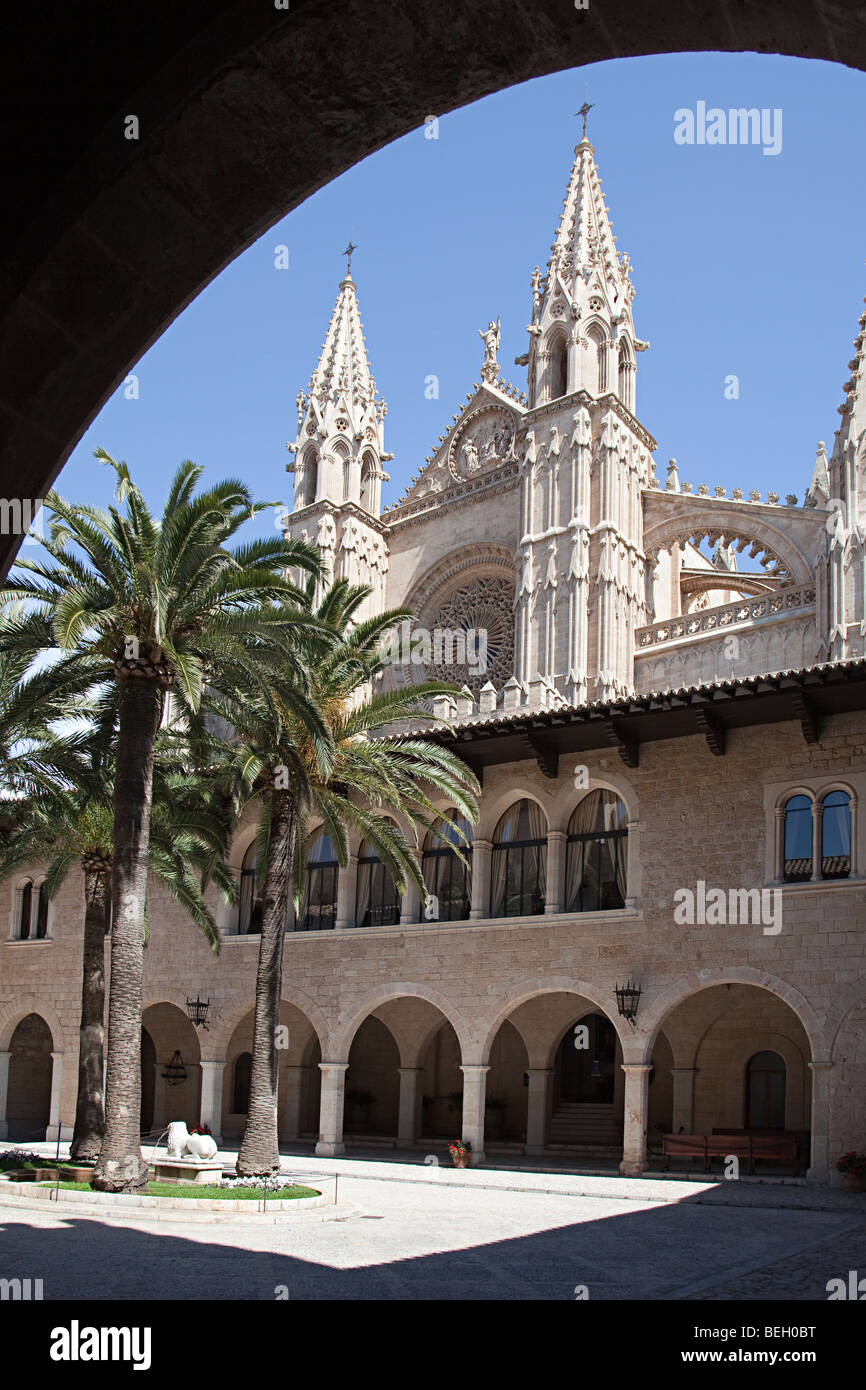 Cathédrale depuis la cour du palais royal de la Almudaina Palma Majorque Banque D'Images
