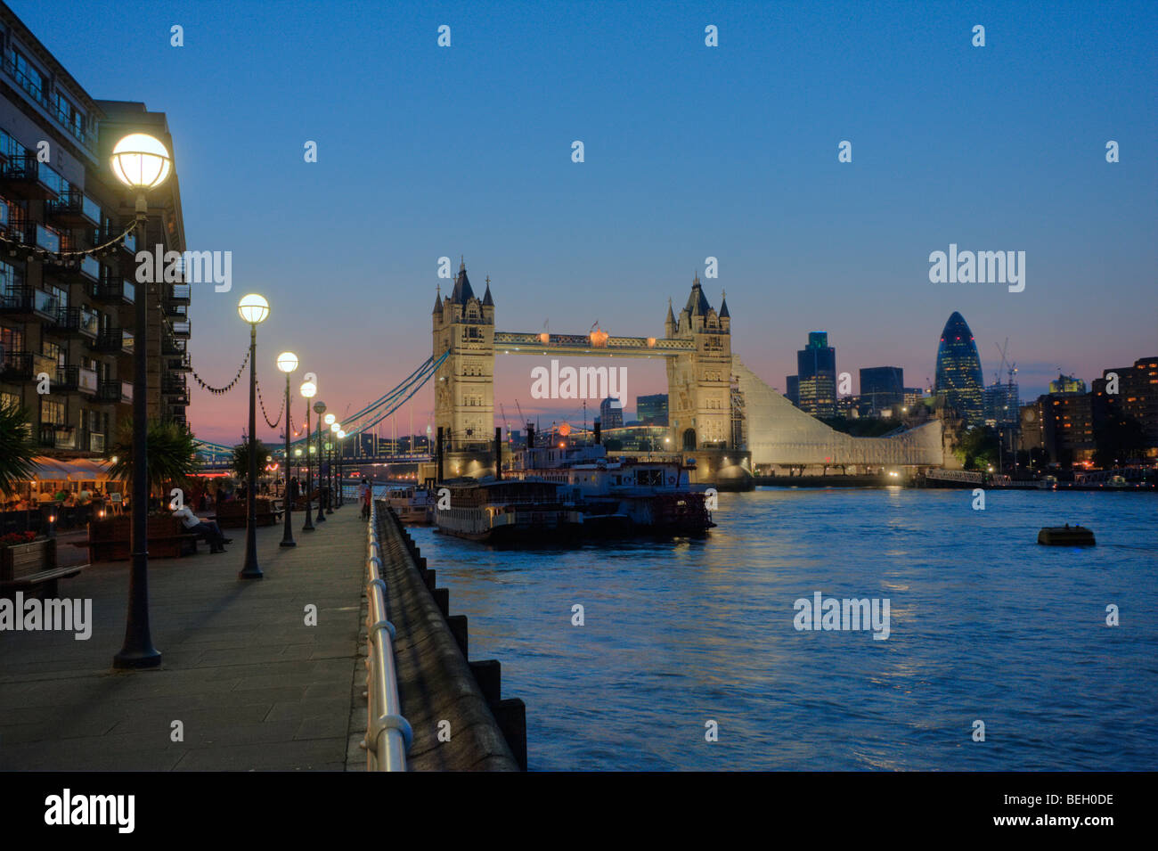 La London Tower Bridge et de la Tamise de nuit. Banque D'Images