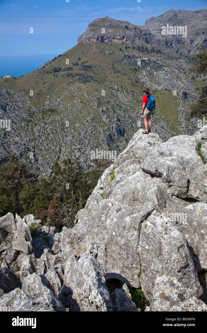 Female hiker à en Torrent de Pareis avec Puig Roig pic de montagne dans la distance Majorque Espagne Banque D'Images
