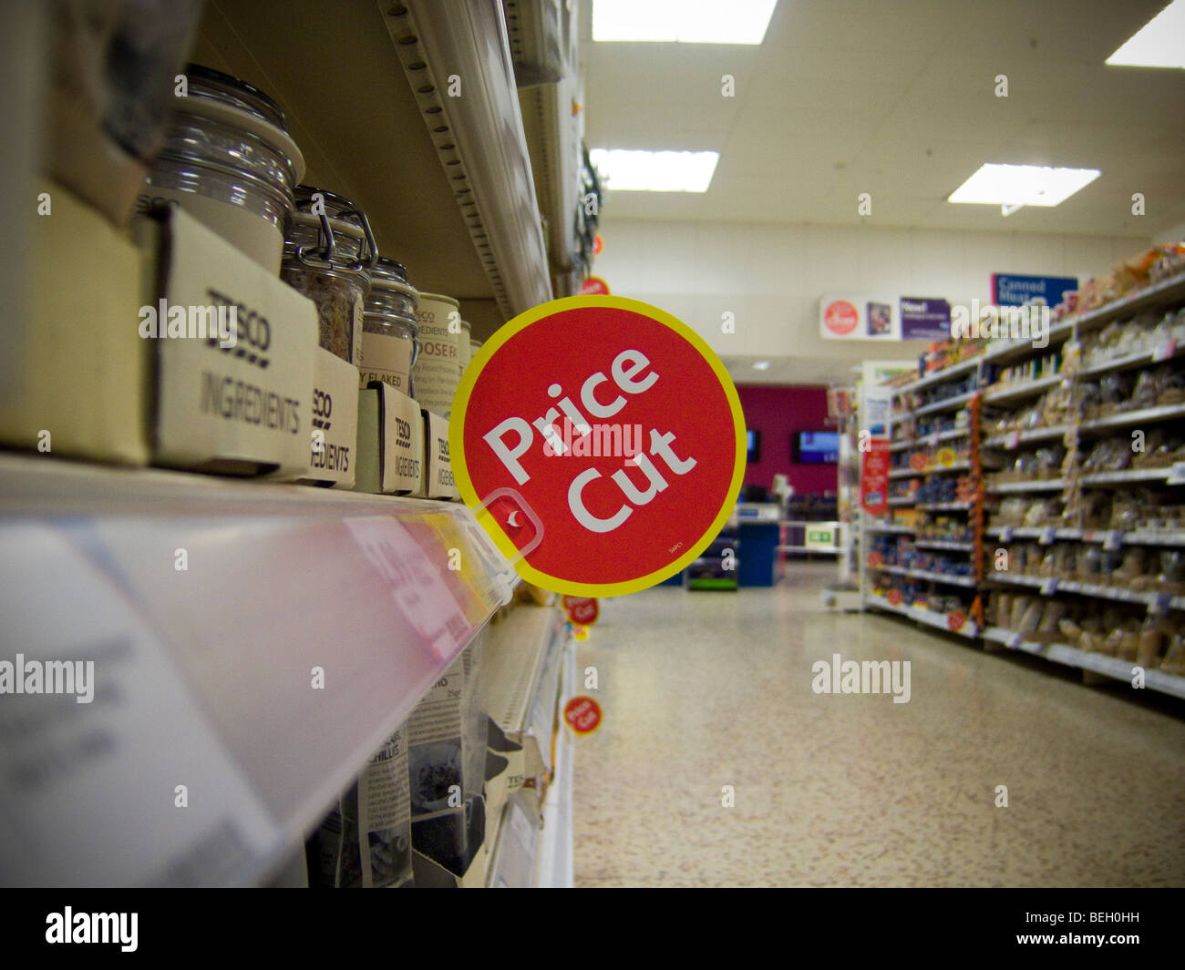 Réduction de prix signe dans un supermarché Tesco Banque D'Images