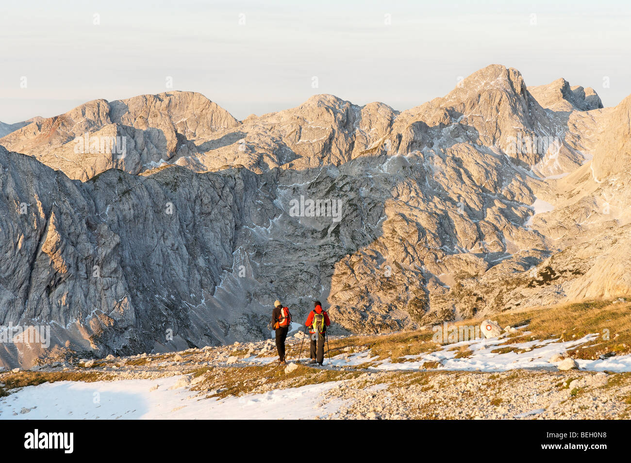 Avis de Dom Planika avec deux marcheurs, les Alpes Juliennes, en Slovénie. Banque D'Images