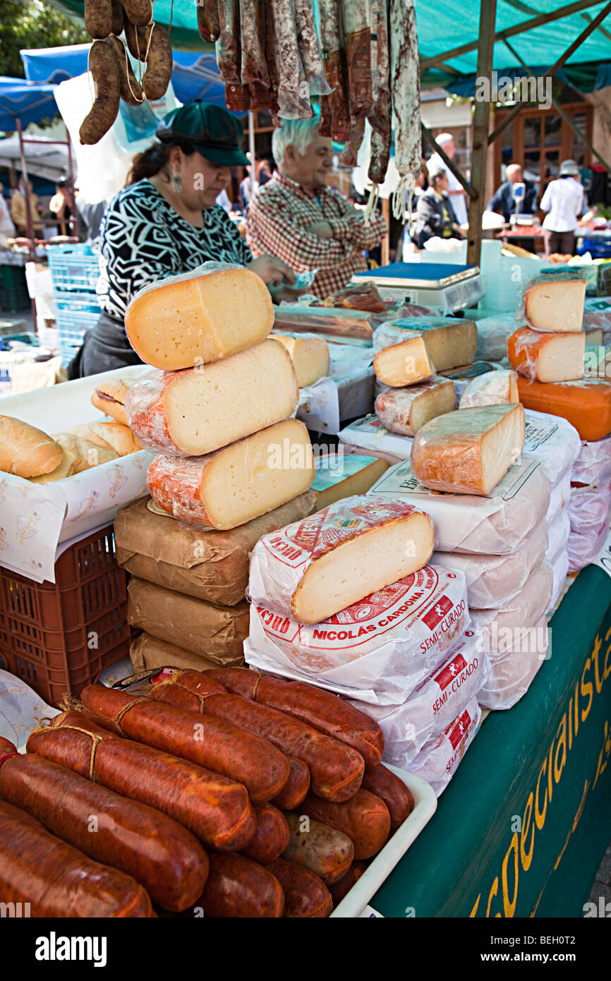 Chorizo et fromage en vente à l'échoppe de marché Sineu Majorque Espagne Banque D'Images