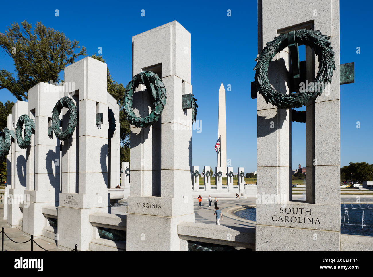 World War II Memorial avec le Washington Monument derrière, le Mall, Washington DC, USA Banque D'Images