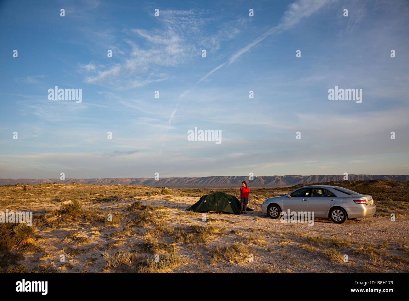 Femme avec une tente et une voiture en camping dans le désert du Nouveau Mexique USA terres BLM Banque D'Images