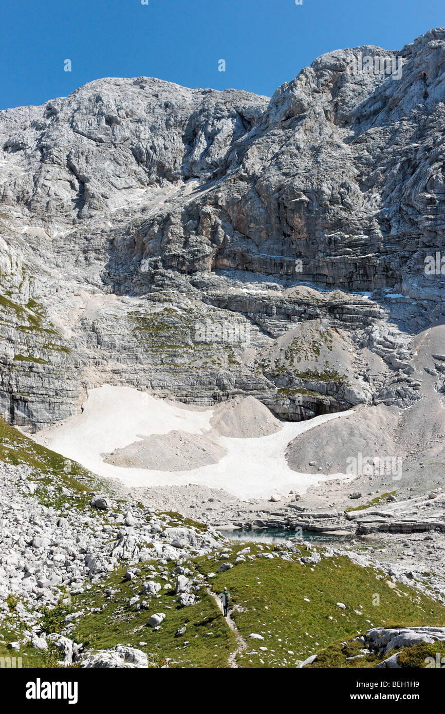 Vue sur le lac, Vrsacem pod Jezero, à la tête de la Vallée des Lacs du Triglav vers Kanjavec, Alpes Juliennes, en Slovénie. Banque D'Images