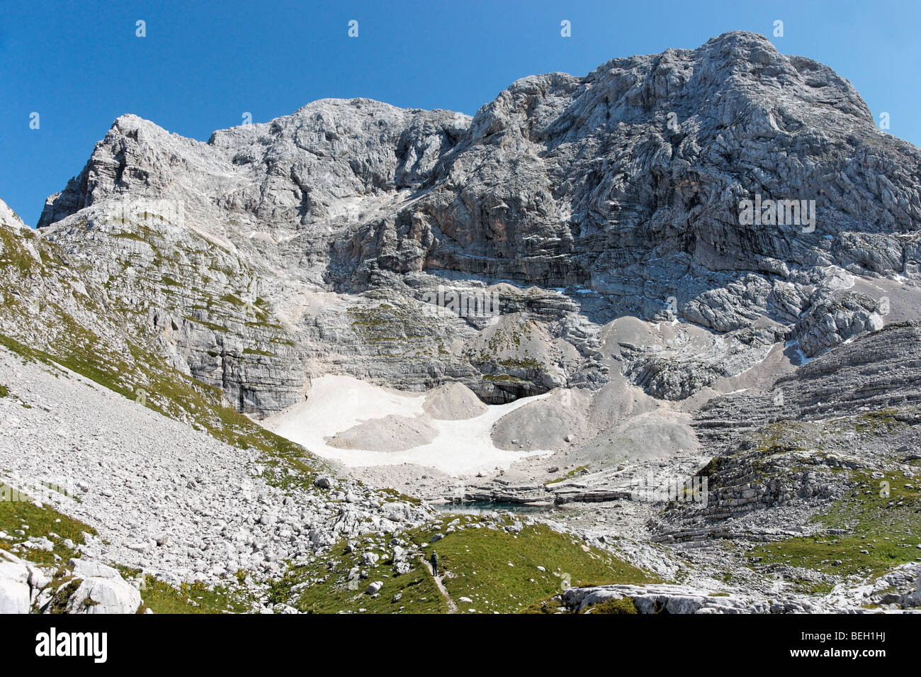 Vue sur le lac, Vrsacem pod Jezero, à la tête de la Vallée des Lacs du Triglav vers Kanjavec, Alpes Juliennes, en Slovénie. Banque D'Images