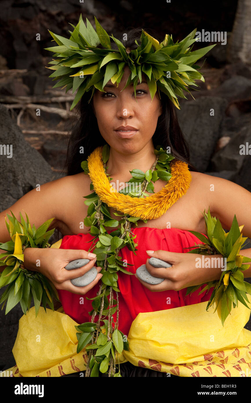Jeune femme hawaïenne traditionnelle portant des vêtements de hula. Banque D'Images
