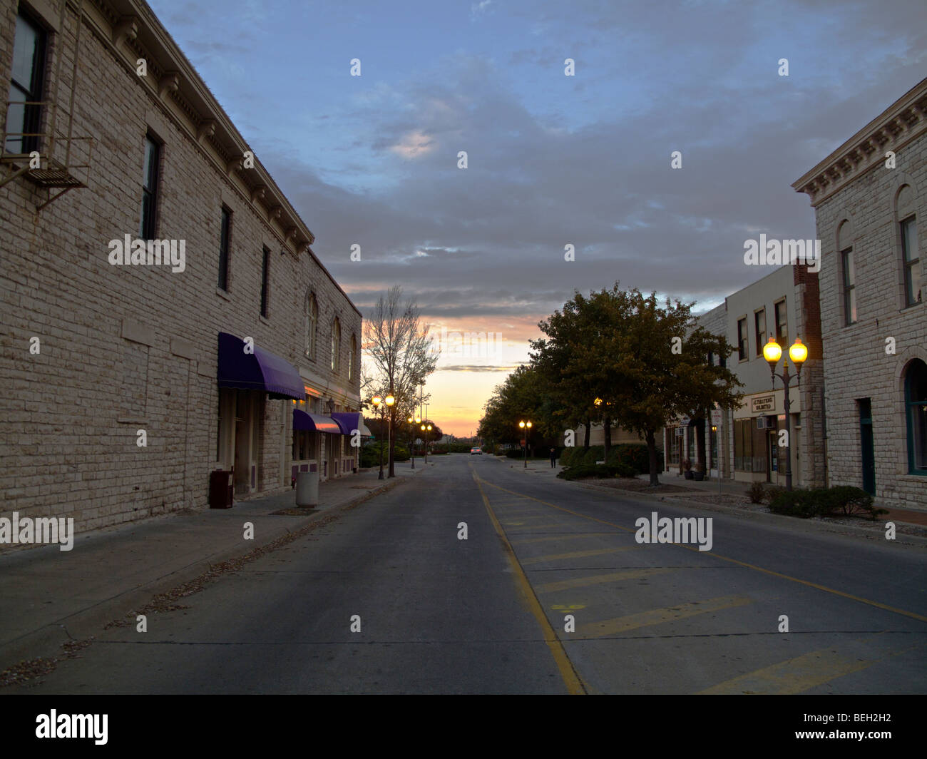 Vue en direction nord sur la 3e rue à partir de l'Avenue Poyntz. Manhattan, Kansas Banque D'Images