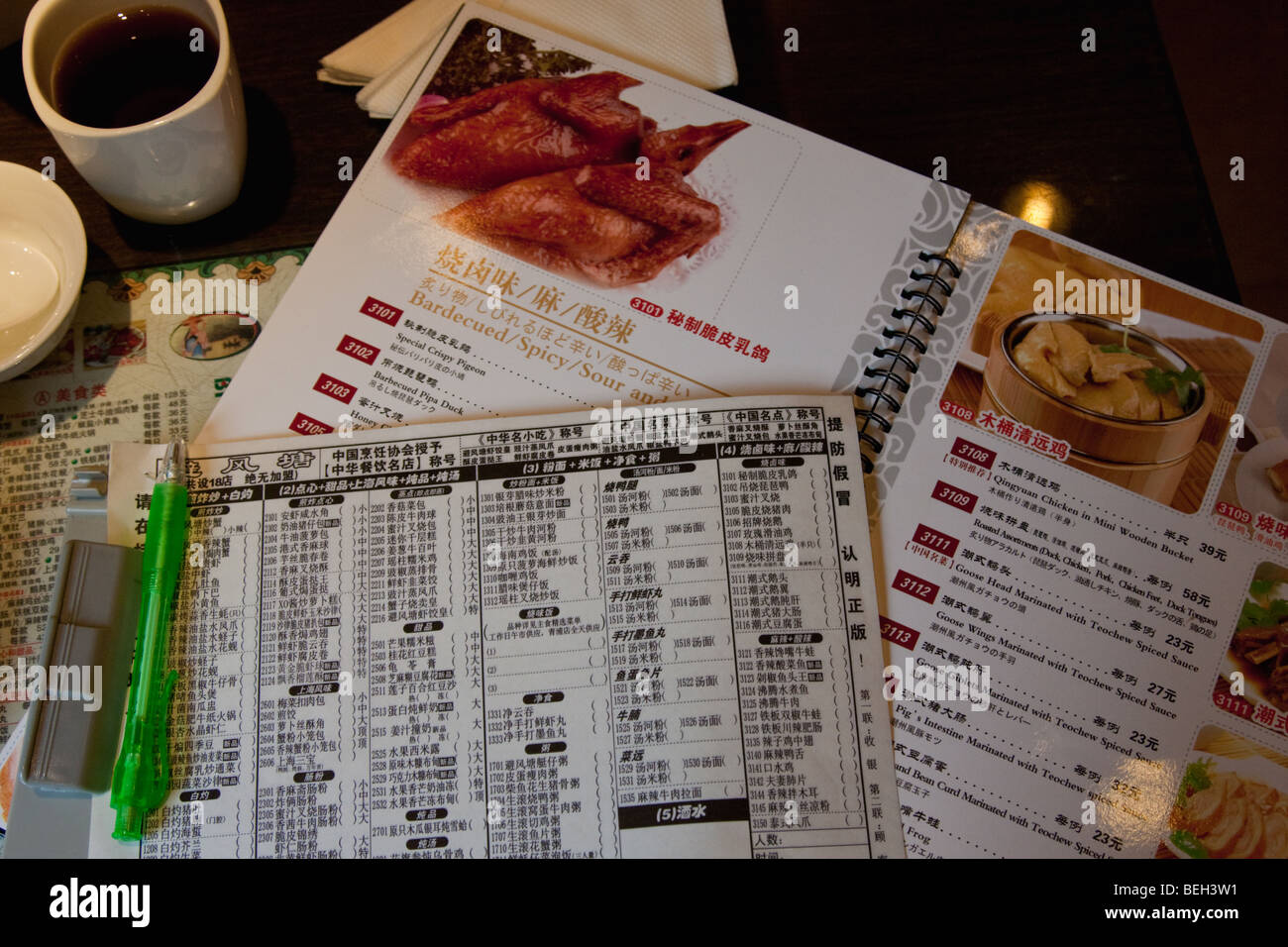 Menu et formulaire de commande pour les dim sum dans un restaurant de Shanghai Chine Banque D'Images