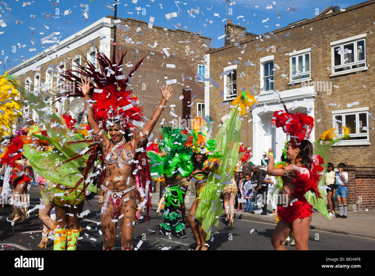 L'école de samba Paraiso à Hackney les célébrations du carnaval et défilé à Londres. Banque D'Images