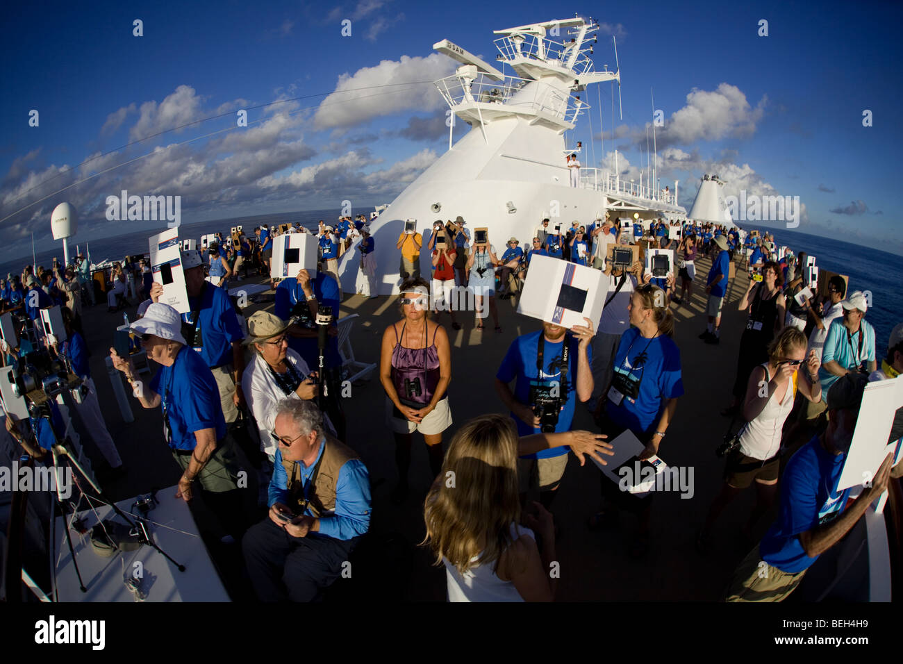 Passagers de croisière témoin l'éclipse totale au 21 juillet 2009, l'Atoll de Aitutaki, Îles Cook Banque D'Images