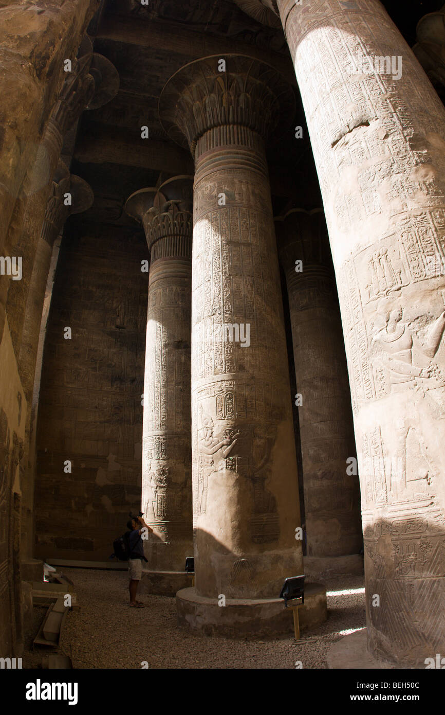 Hall à colonnes de Temple de Khnoum, d'Esna Esna, Egypte Banque D'Images