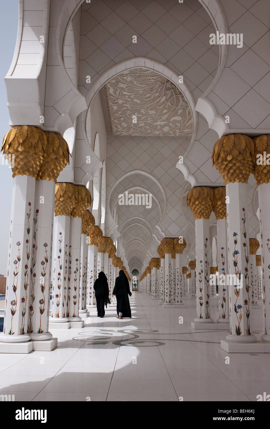 Deux femmes couverts Marche à travers Abu Dhabi's Sheik Zayed Mosque Banque D'Images