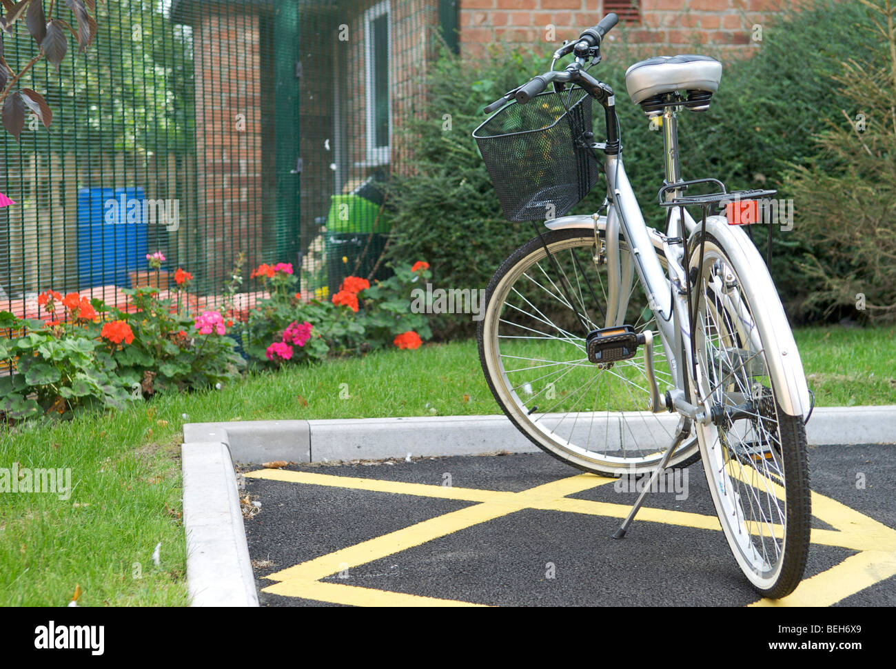 Location se tenait sur parking à côté de jardin d'été Banque D'Images