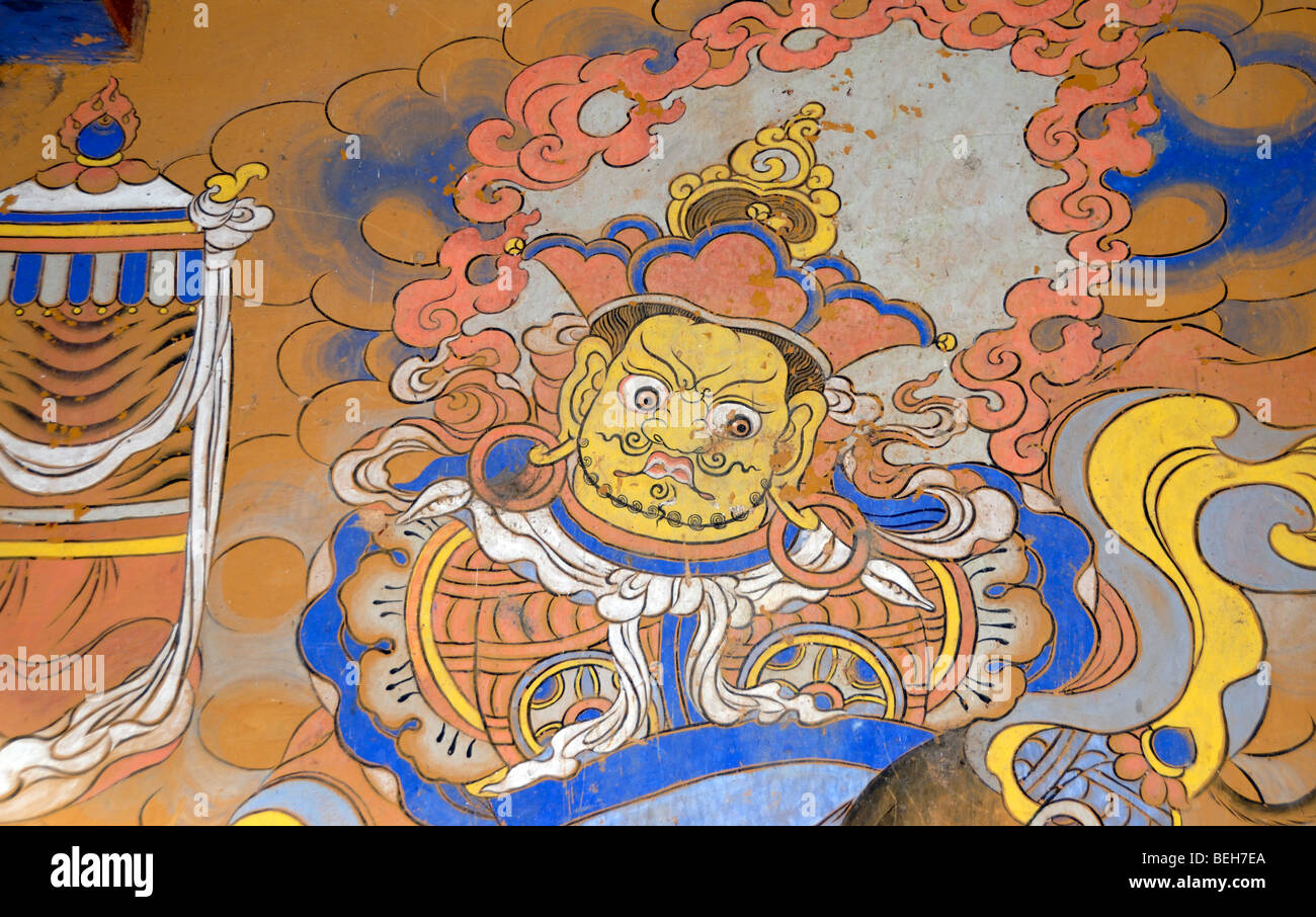 Prêtre et guerrier féroce avec une bannière de victoire peint en style bhoutanais traditionnel sur un mur en Wangdichholing Dzong du Bhoutan Banque D'Images