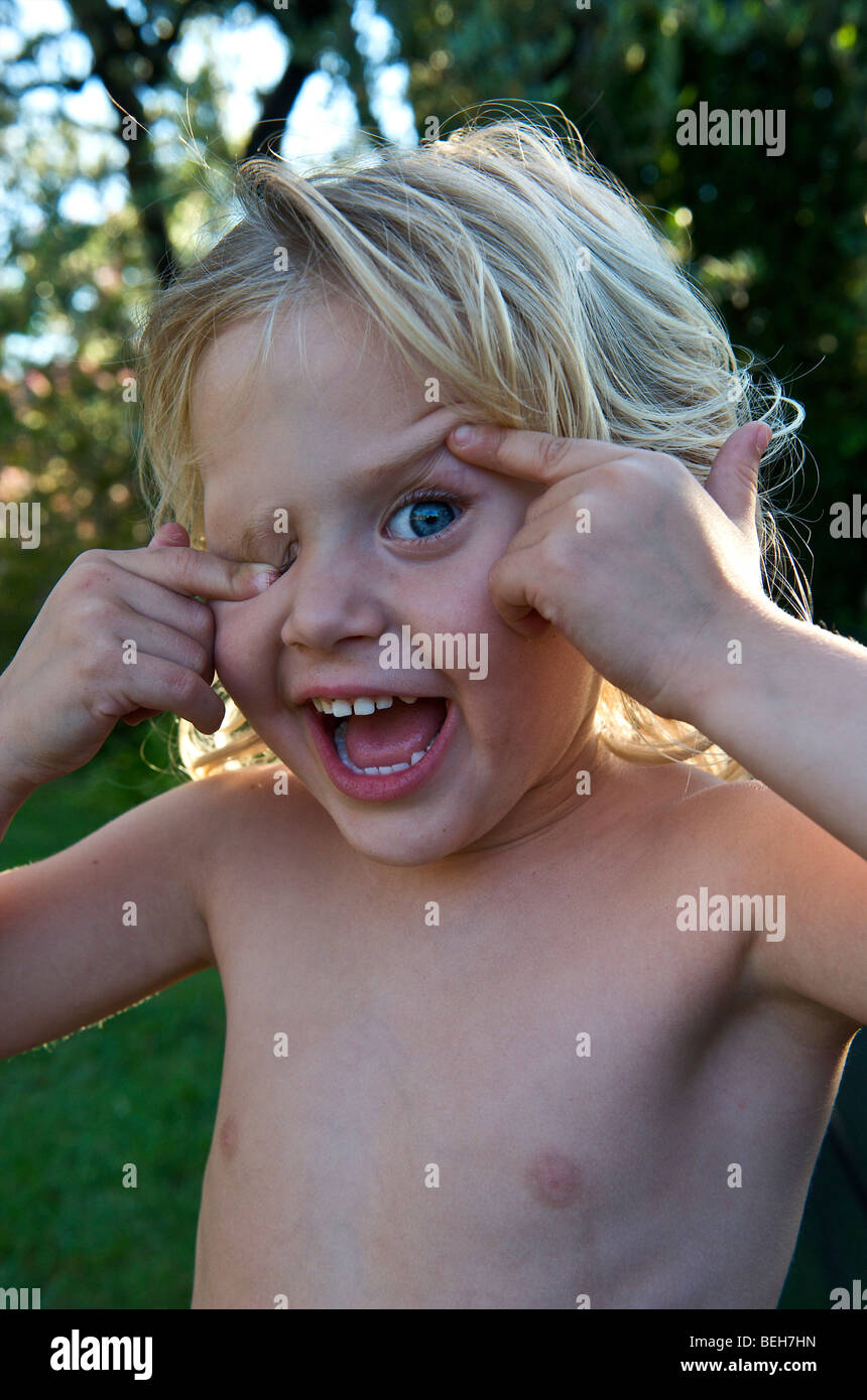 Portrait d'une fillette de 4 ans making faces Banque D'Images