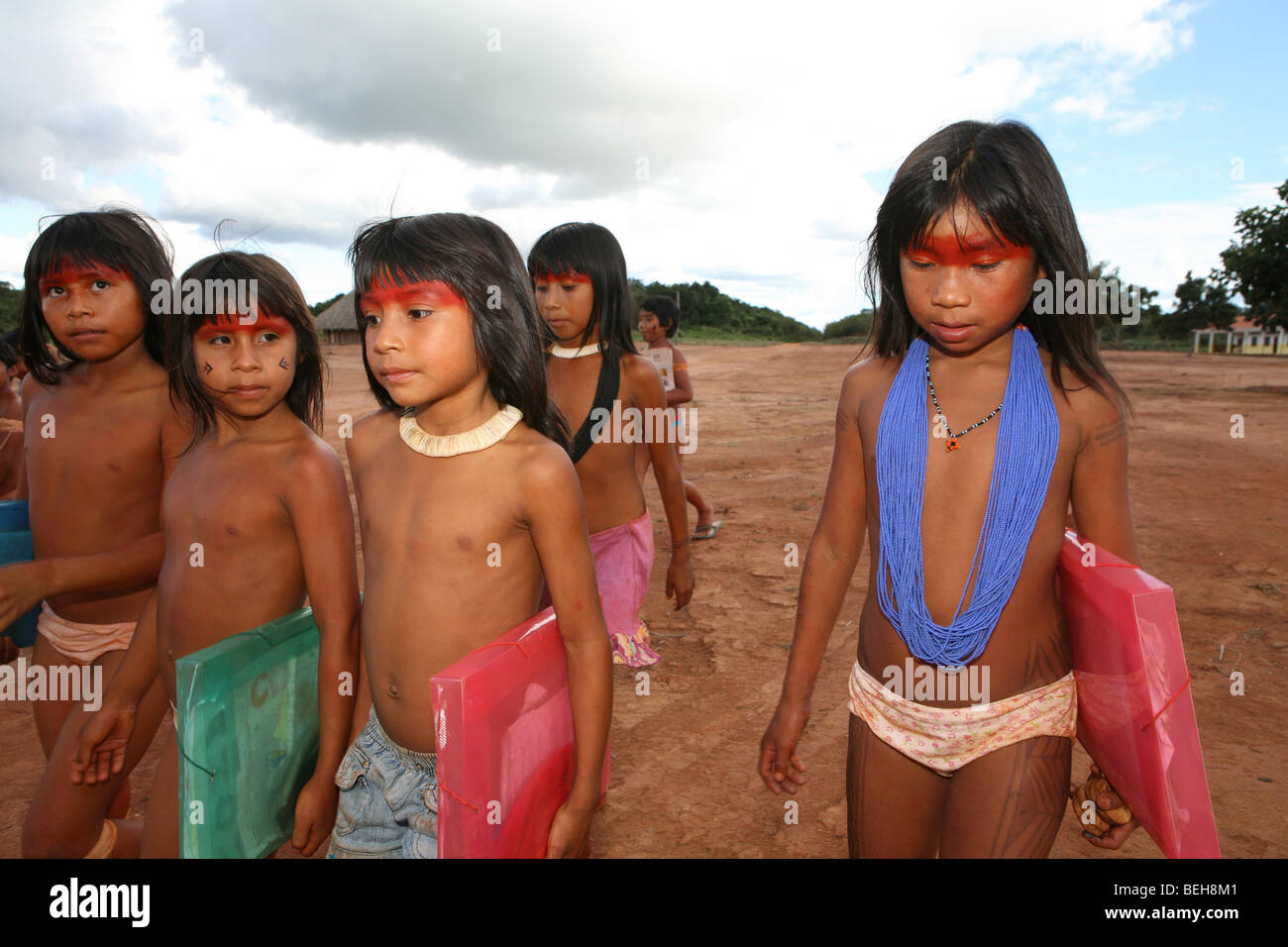 Les enfants de l'aller à l'école des Indiens Xingu construit dans le village par le ministère de l'éducation. Il est de tradition d'aller dans traditiona Banque D'Images