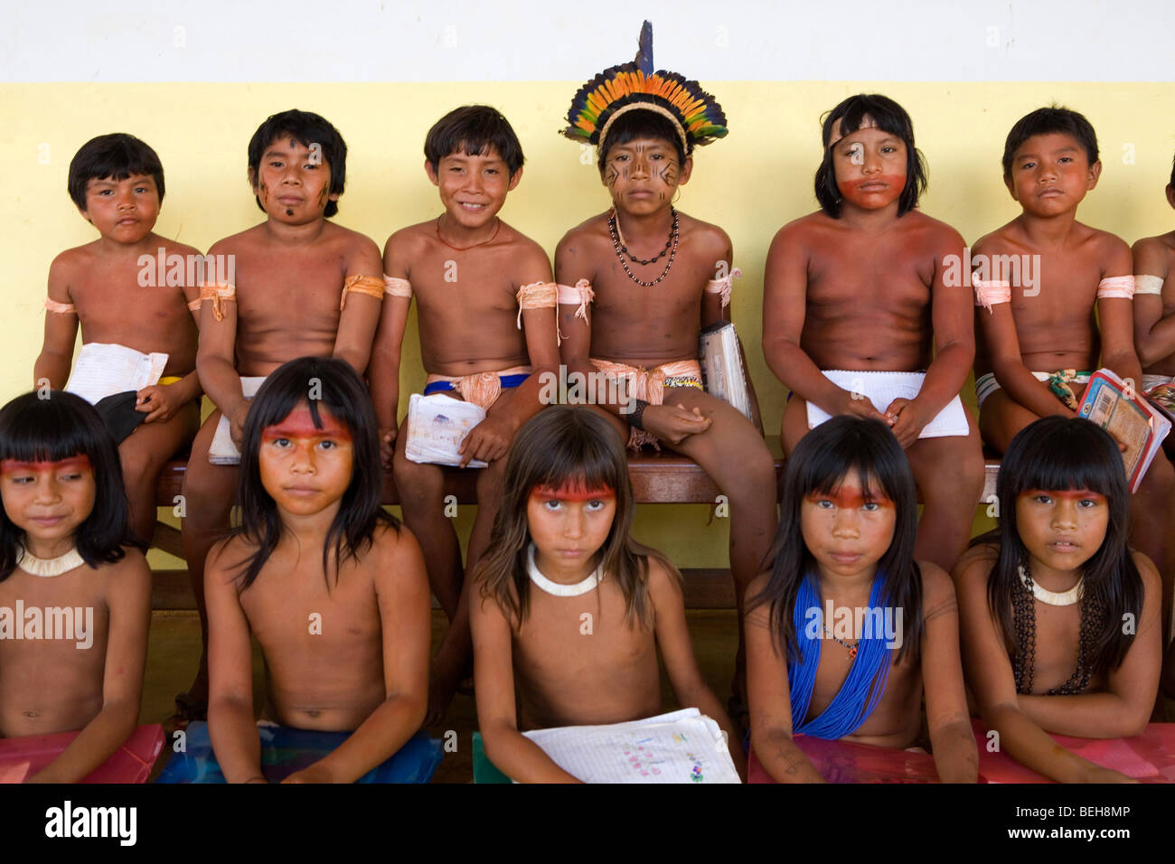 Les enfants de l'aller à l'école des Indiens Xingu construit dans le village par le ministère de l'éducation. Il est de tradition d'aller dans traditiona Banque D'Images