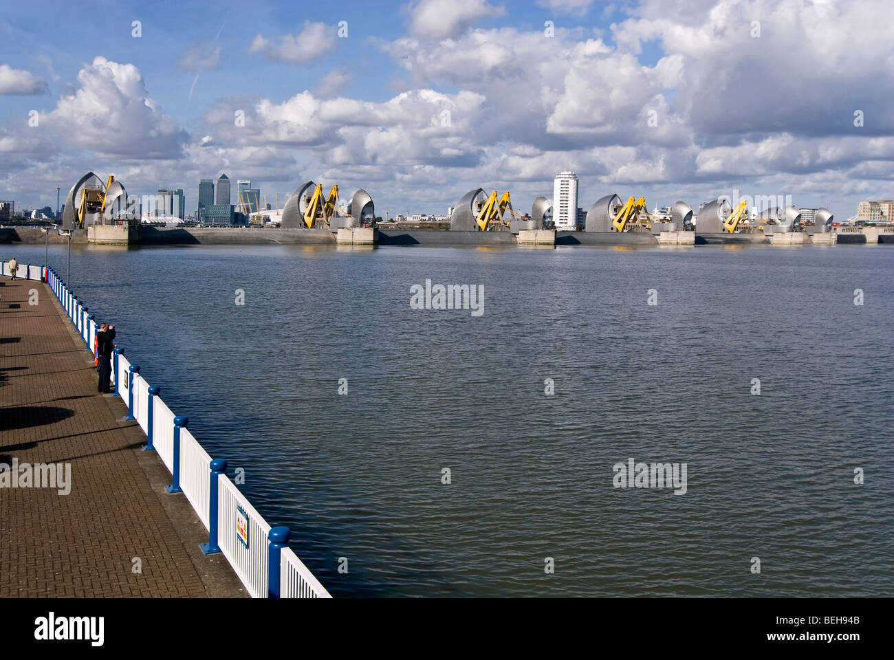 Grand angle horizontal de la Thames Flood Barrier, la fin officielle ou début de la Thames Path Sentier national aux beaux jours Banque D'Images