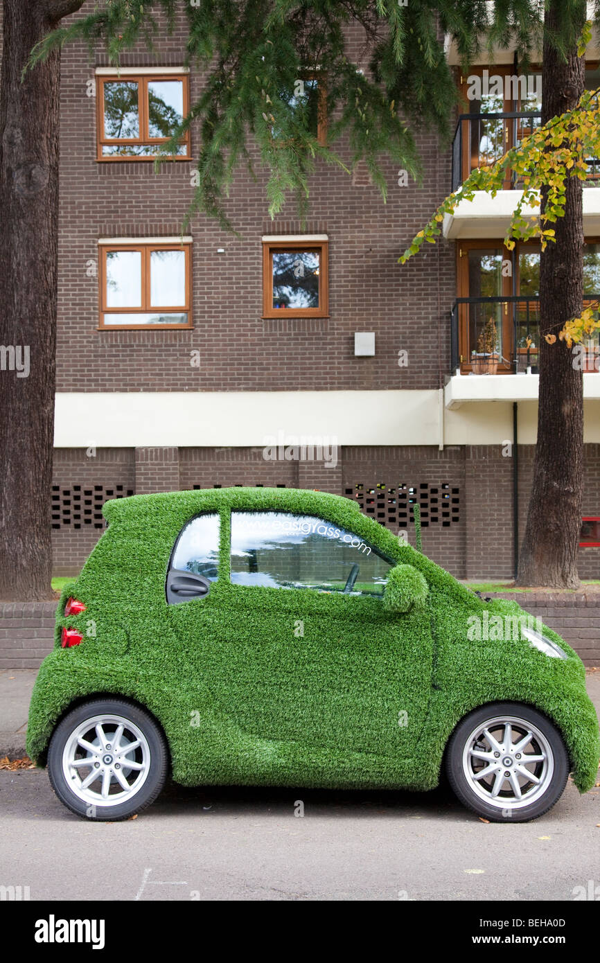 Smart car couvert de gazon artificiel en Street London UK Banque D'Images