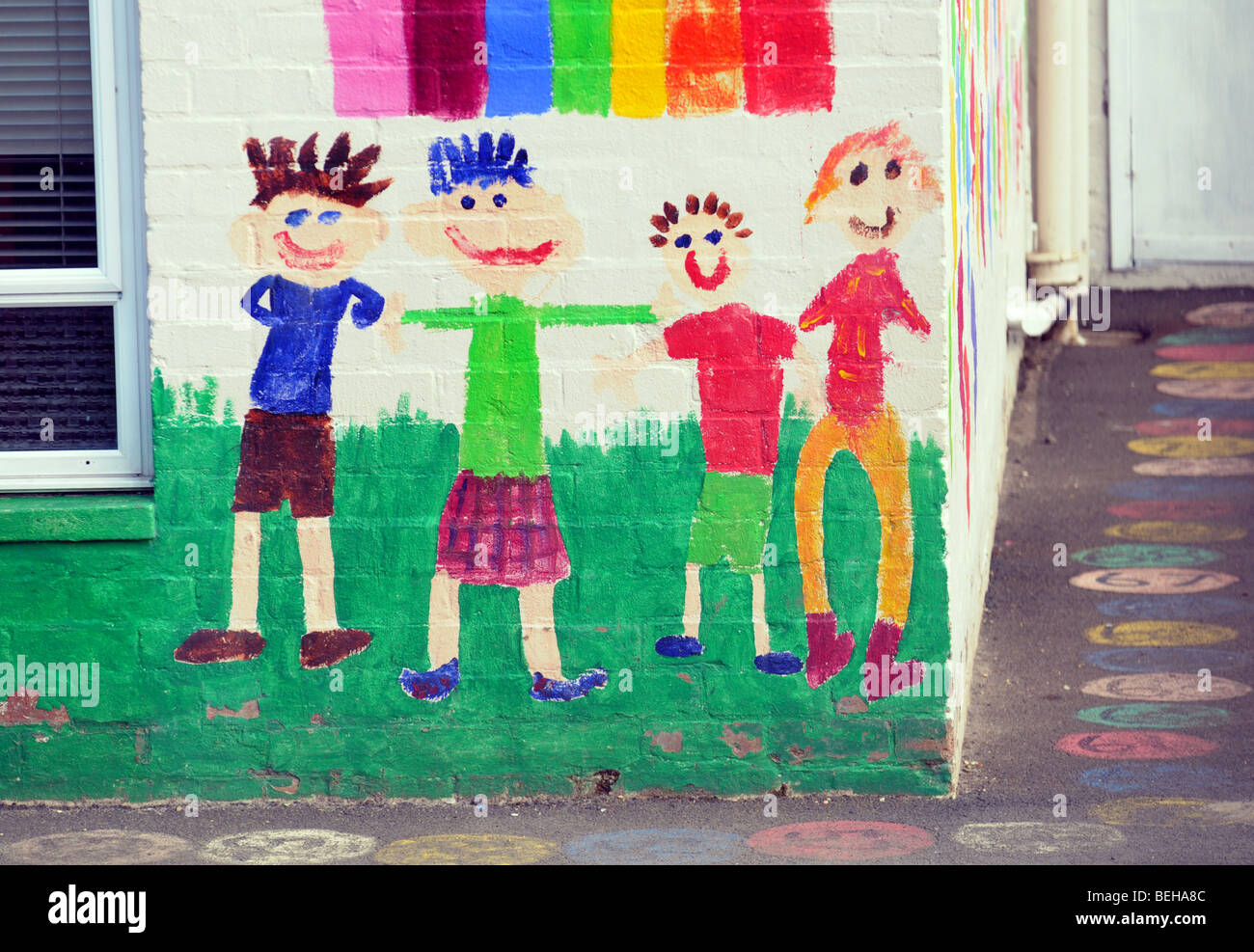 Les dessins des enfants sur le mur extérieur de l'école maternelle. Banque D'Images