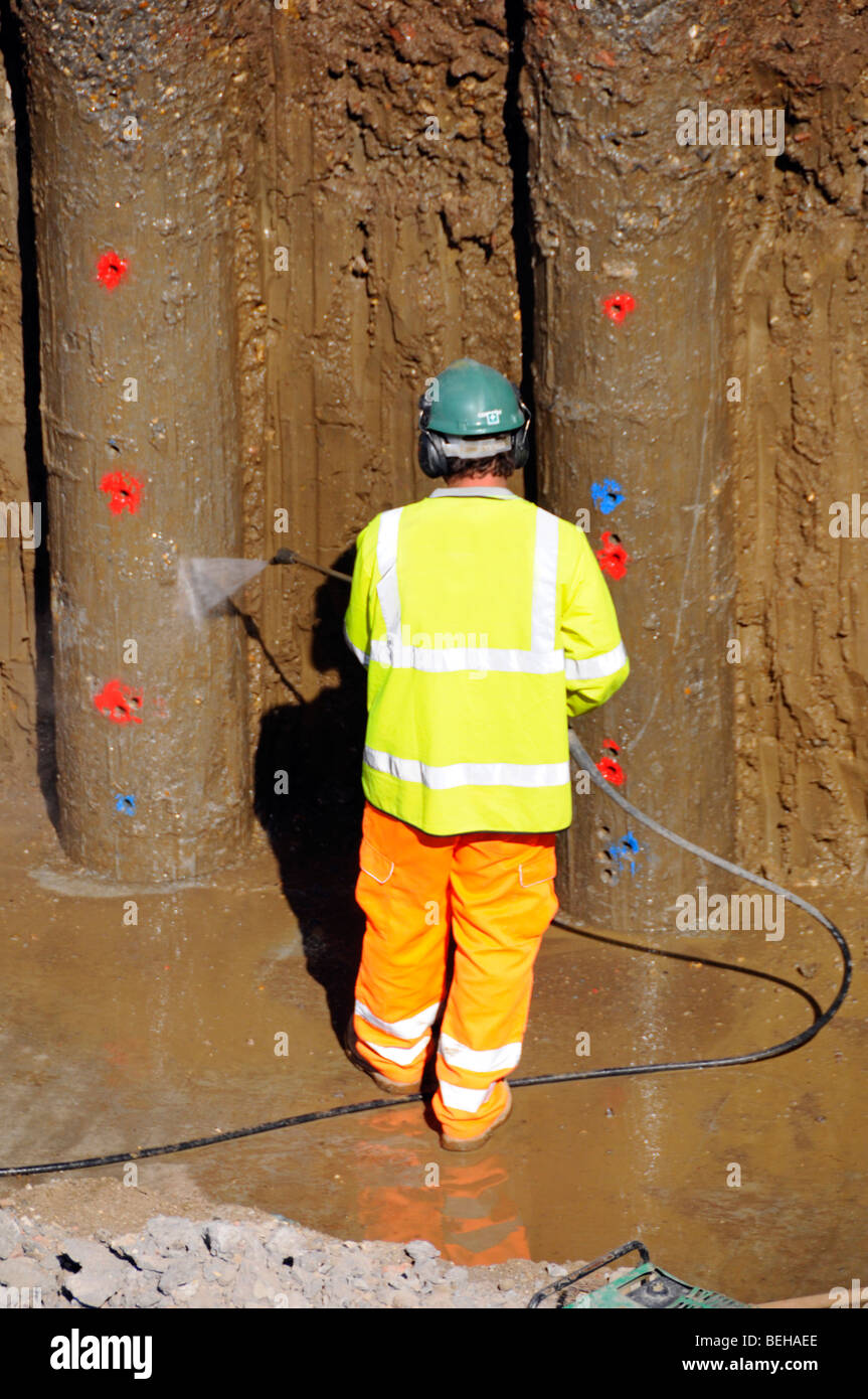 Mur de soutènement sur le chantier de construction du bâtiment eau haute pression Jet d'argile propre de nouveaux pieux de béton autoroute M25 élargissement Essex Angleterre Royaume-Uni Banque D'Images