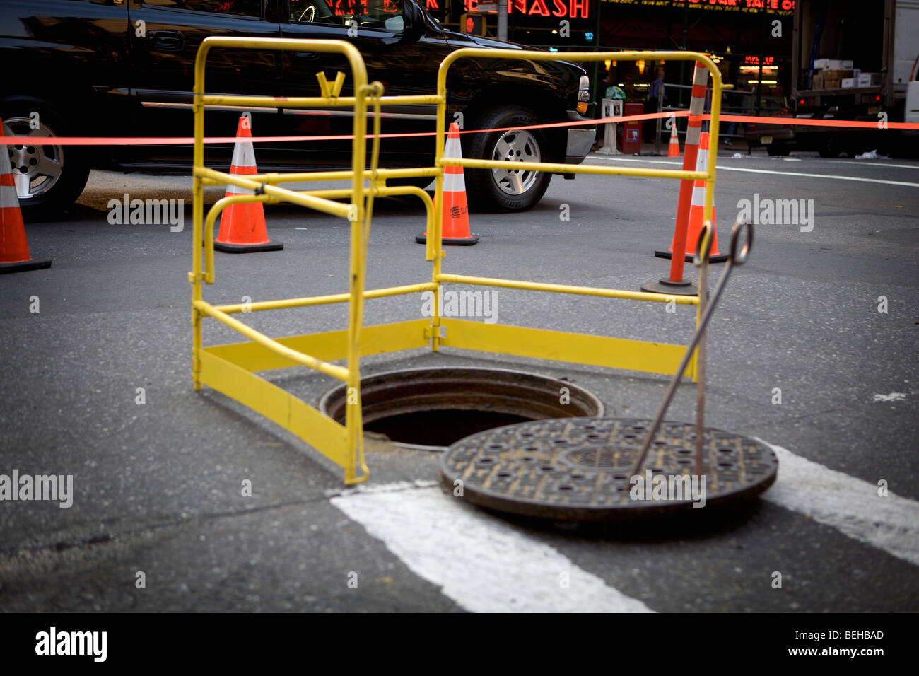 Entouré d'un trou d'barricade sur la route Banque D'Images