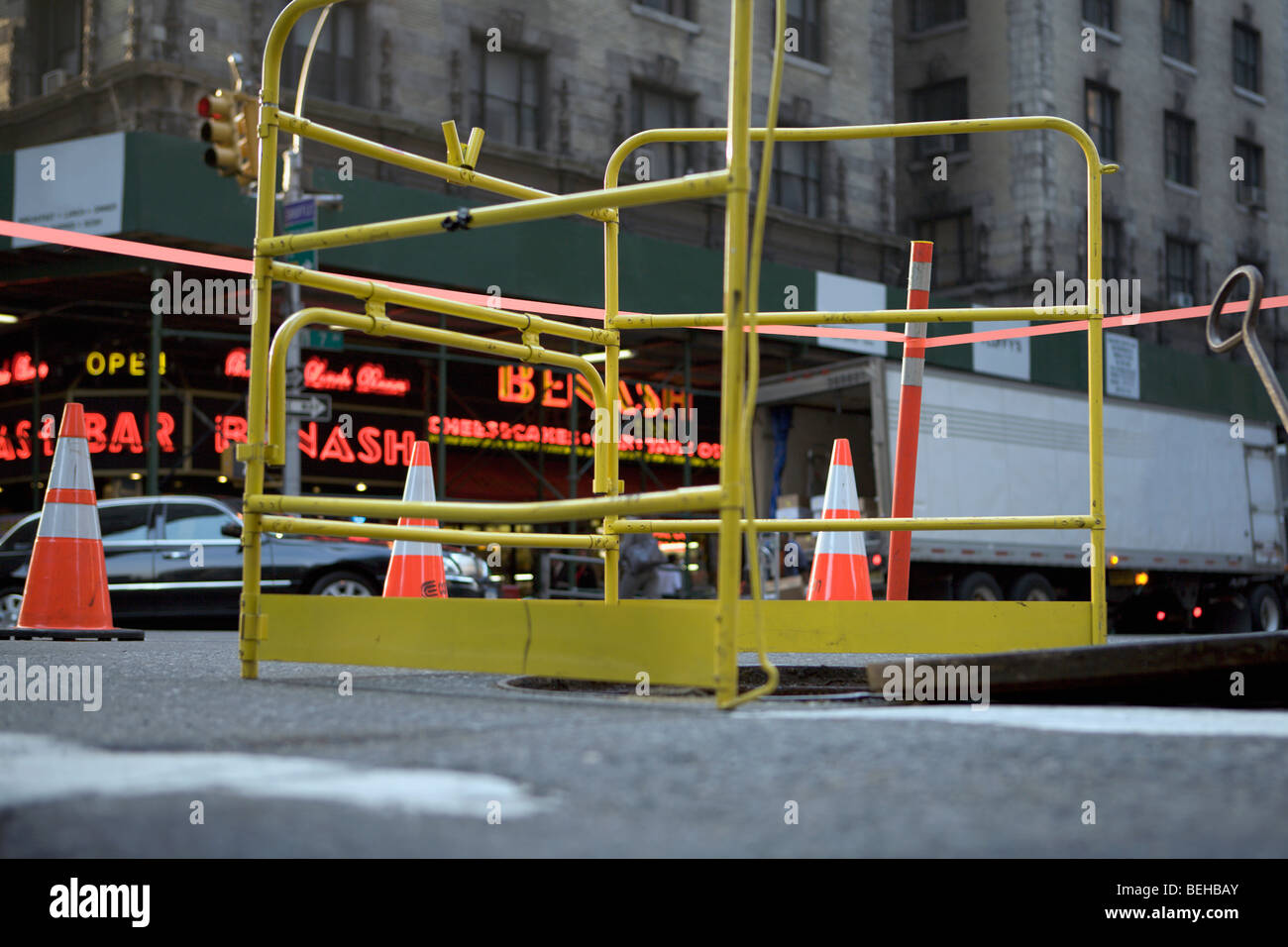 Entouré d'un trou d'barricade sur la route Banque D'Images