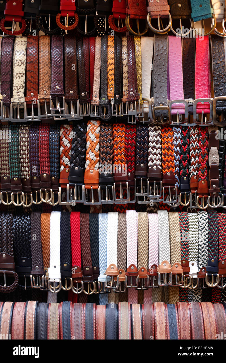 Les ceintures en cuir en vente sur un étal du marché dans la ville toscane  de Florence ou Firenze en Italie Photo Stock - Alamy