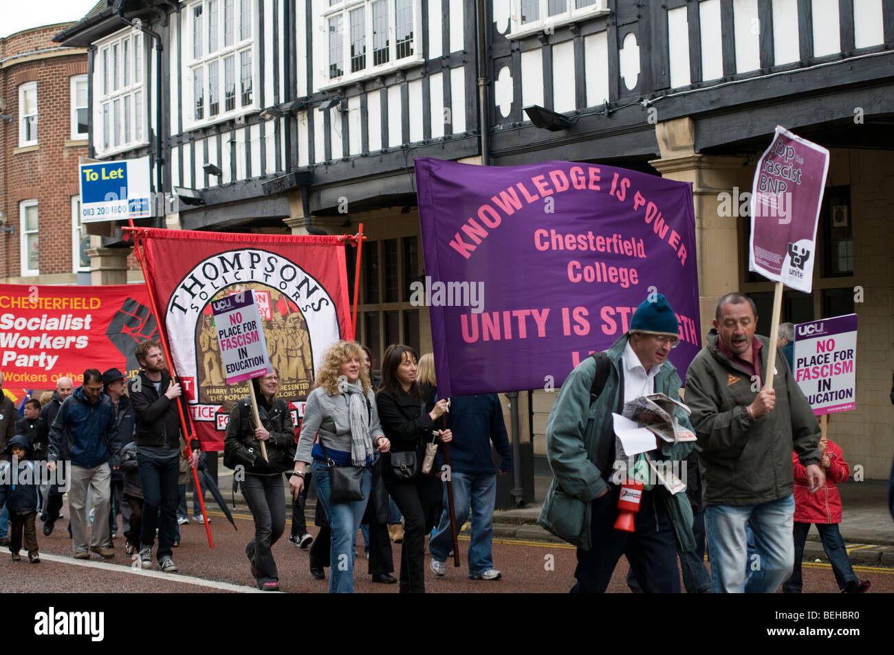 Les personnes portant des banderoles et des pancartes en mars les syndicats peuvent Chesterfield Chesterfield Derbyshire Jour Banque D'Images