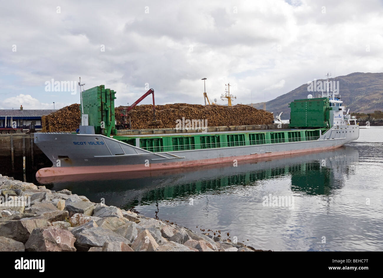 Scot Isles bois chargement à Kyle of Lochalsh harbour Ecosse Banque D'Images