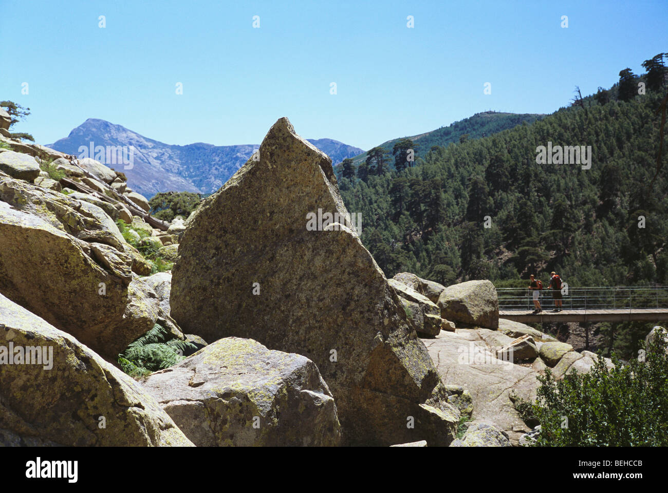 Deux randonneurs de montagne pause sur Bridge près de bergeries de Radule col de montagne corse Banque D'Images