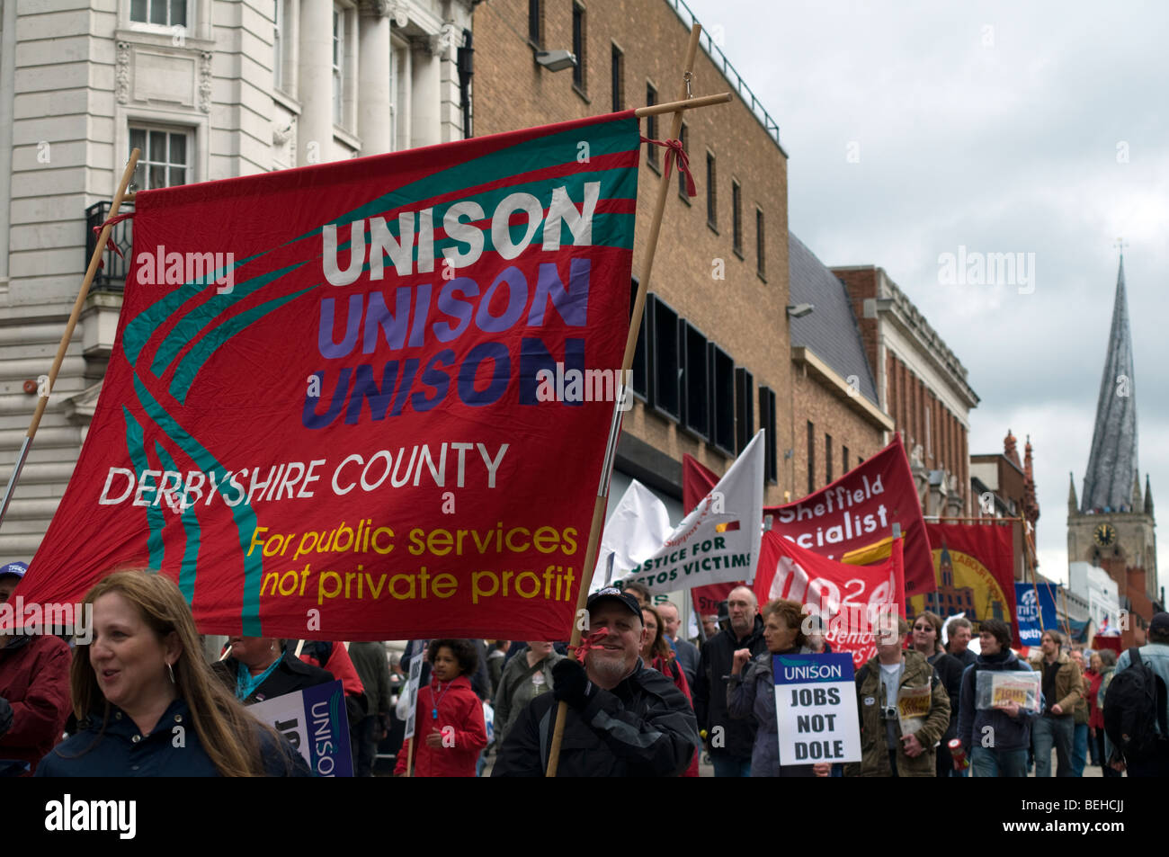 Les personnes portant des banderoles et des drapeaux au cours de Chesterfield Les syndicats peuvent Mars Journée Banque D'Images