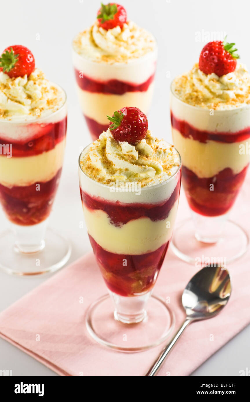 Bagatelle aux fraises Dessert Nourriture Banque D'Images
