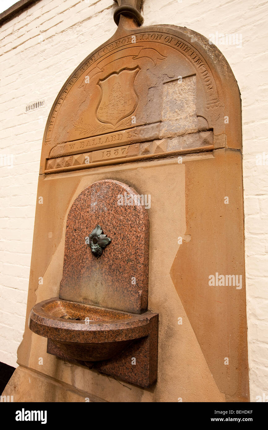 L'Angleterre, Cambridgeshire, Huntingdon, Market Hill, de l'eau société fontaine d'eau potable sur le côté de l'hôtel de ville Banque D'Images