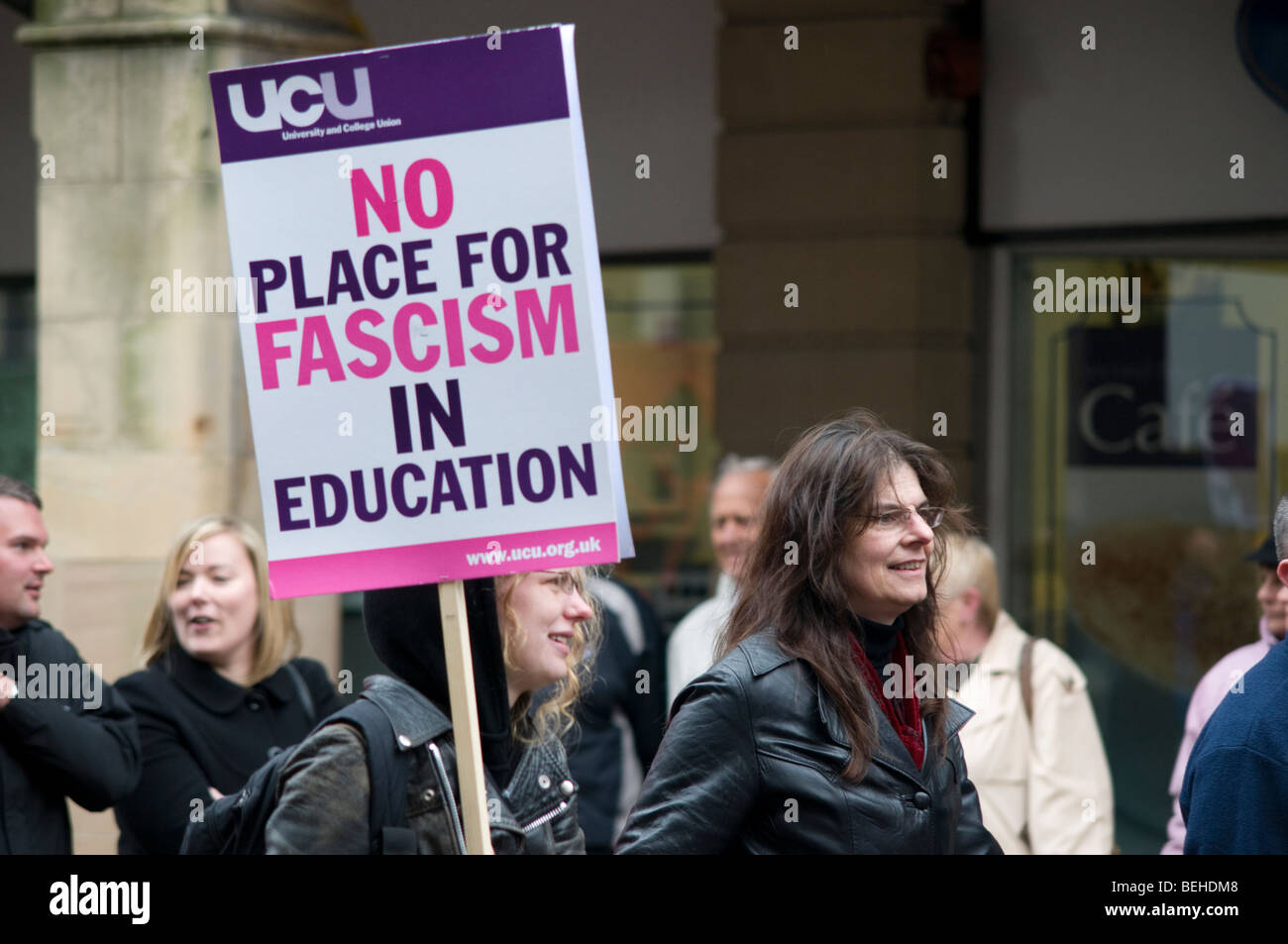 Femme transportant un placard et marcher en protestation à Chesterfield Les syndicats peuvent Mars Journée Banque D'Images