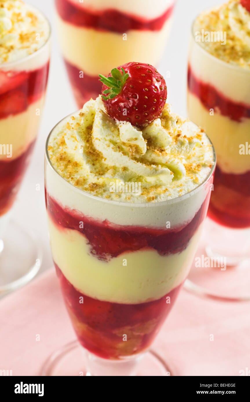 Bagatelle aux fraises Dessert Nourriture Banque D'Images