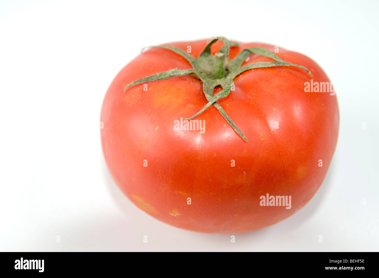 Décoration d'une tomate rouge mûr sur fond blanc Banque D'Images