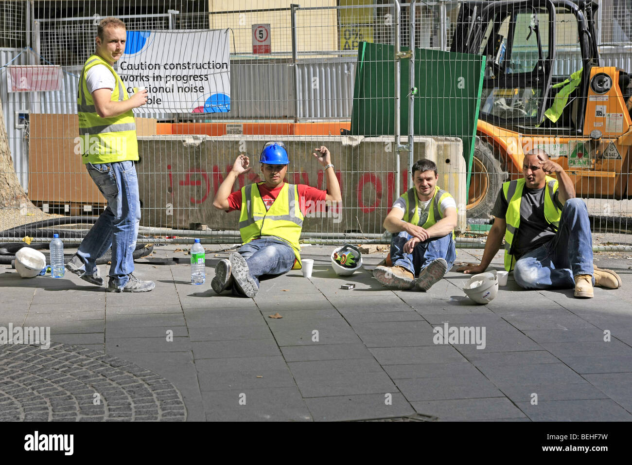 Les travailleurs du chantier de construction sur leur rupture dans le centre-ville de Cardiff au Pays de Galles Banque D'Images