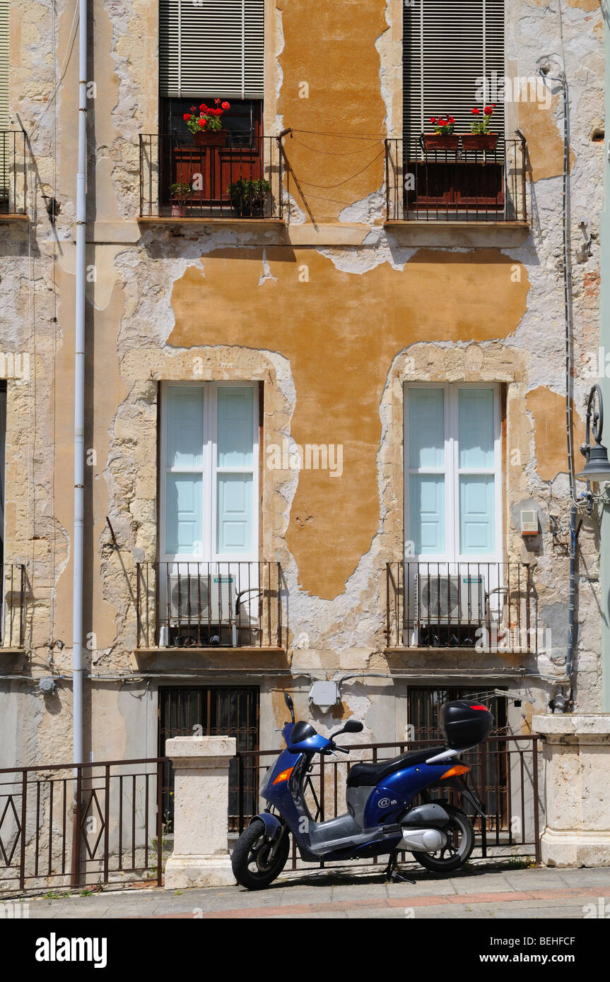 Scooter et old apartment building dans le centre-ville. Cagliari, Sardaigne, Italie. Banque D'Images