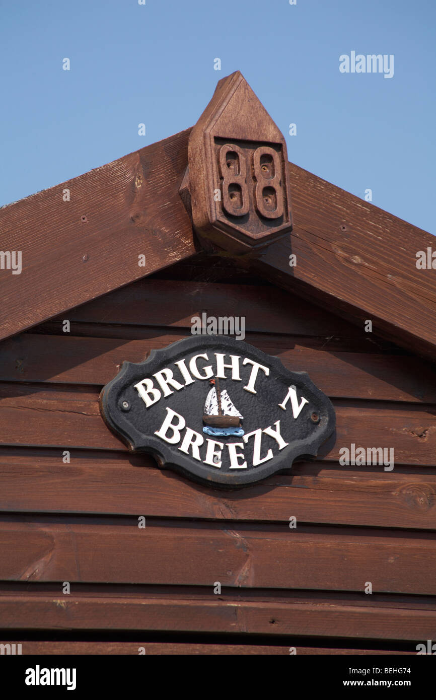 Bright n Breezy Beach Hut à Mudeford Hengistbury Head, Christchurch, Dorset UK au printemps Banque D'Images